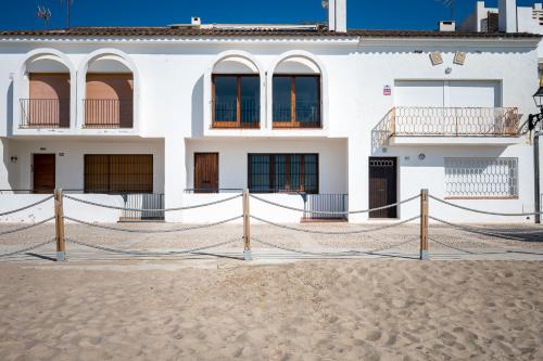 a white house with a rope in front of it at AT303 Vistas de la playa de Altafulla, casa en primera línea in Altafulla