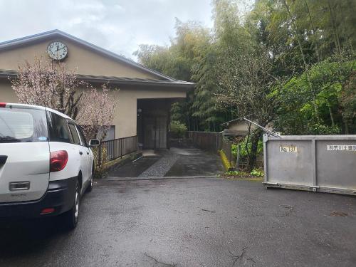 a white van parked in front of a house at 河津町天川旅館 in Shimo-sagano