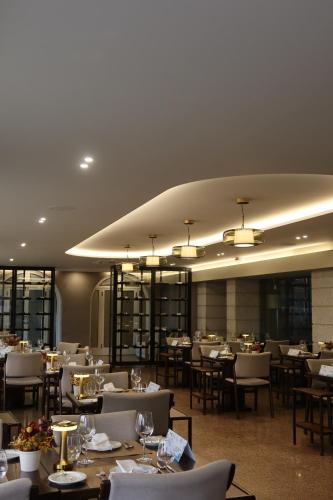 a dining room with tables and chairs in a restaurant at Hotel Suave Mar in Esposende
