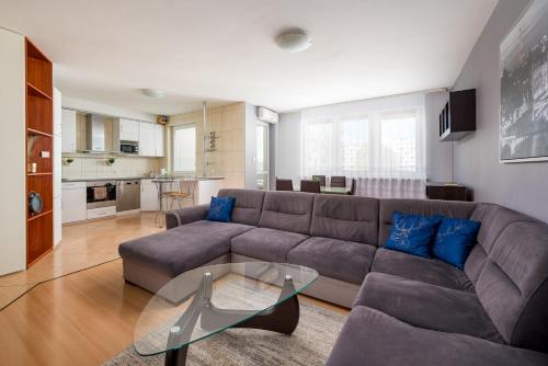 Wola Kacza Spacious Apartment by BookingHost