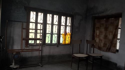 a room with a window and two chairs in it at o ARYABHATTA o in Bāndel