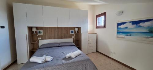 a bedroom with a bed with two towels on it at Mars' apartment in Cavalcaselle