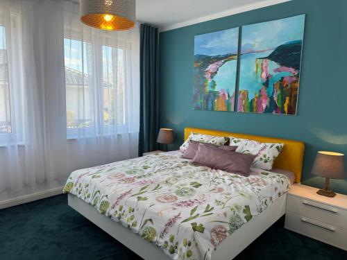 a bedroom with a bed and a painting on the wall at Pension "Zum Romröder Steingarten" in Romrod