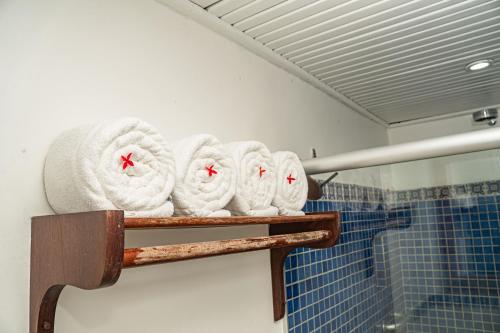 a row of towels on a shelf in a bathroom at Arraial D'ajuda Eco Resort in Arraial d'Ajuda