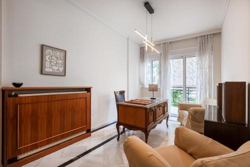 Riviera Coastal Escape, Athens