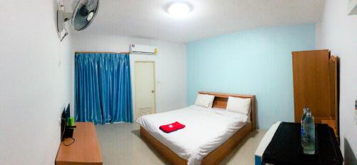a bedroom with a bed with a red box on it at พีพีเพลส in Ban Lak Roi