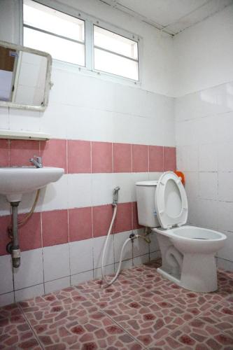 a bathroom with a toilet and a sink at พีพีเพลส in Ban Lak Roi