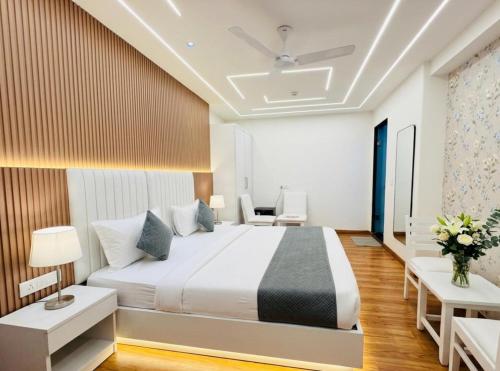 a bedroom with a bed and a table and chairs at Sky Nest Plaza Inns Near Delhi International Airport in New Delhi