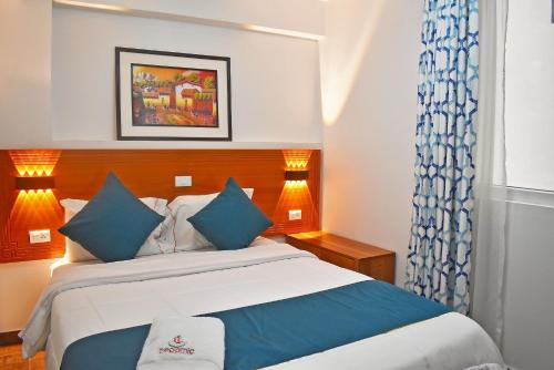 a bedroom with a bed with blue and white pillows at Depamia in Huaraz