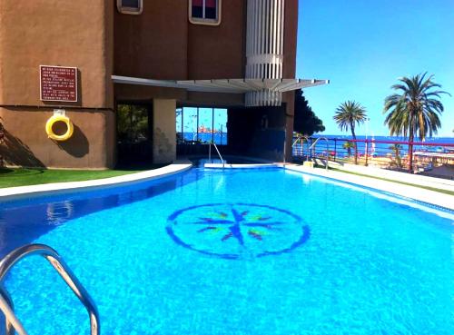 Apartamento en Primera Línea con Vistas y Piscina