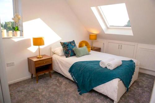 a bedroom with two beds and a window at Panorama House, Modern 3-Bedroom Apartment 3, Oxford in Oxford