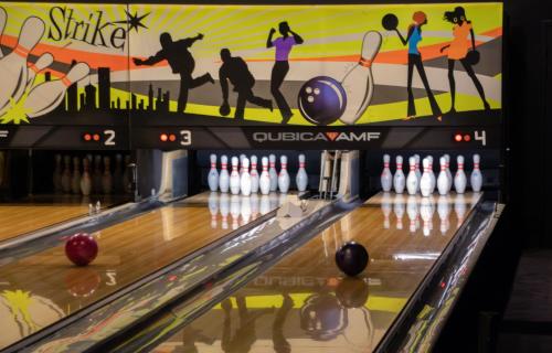 a bowling alley with a gameowmentowment fundowmentowmentowmentowmentowmentowmentowment at Paxton Paris MLV in Ferrières-en-Brie