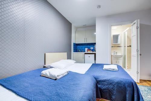 two beds sitting next to each other in a bedroom at Hampstead Residence Hotel in London