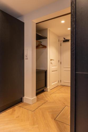 an empty room with a closet and a hard wood floor at De Kroonkamer in Loenen aan de Vecht