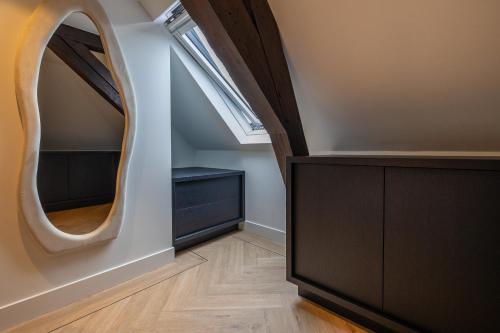 a room with a mirror and a dresser at Maison Hans in Loenen aan de Vecht