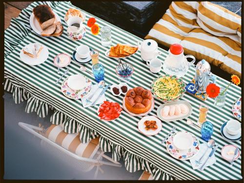 a table with a plate of food on it at Casa Pernice in Lavagna