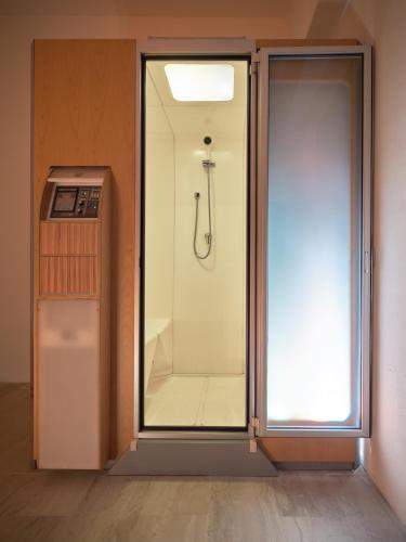 a shower in a room with a glass door at Villa Eos in Chiusure