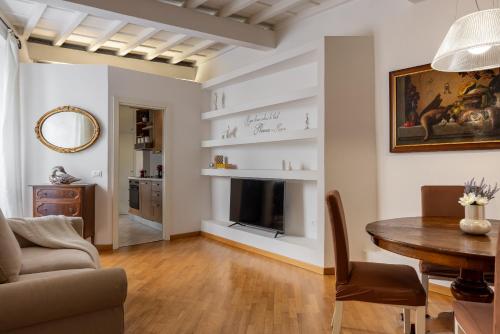 Santa Croce Historic Apartment by Maison Florence