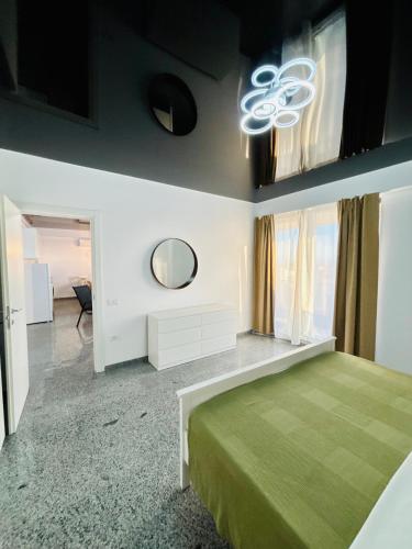 a bedroom with a green bed and a window at B1 Apartments Deluxe in Năvodari