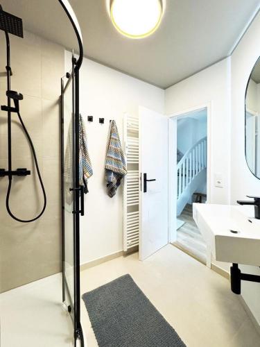 a bathroom with a shower and a sink at Ferienwohnung-Sturmfri-e-se in Hörnum
