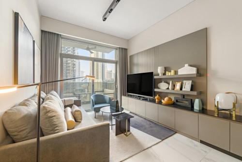 FIRST CLASS 2BR Sleek Escape Near Dubai Mall