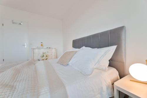 VELEBIS SUPERIOR APARTMENT - luxurious one-room apartment with jacuzzi - prestigious location by the sea in the new city center of Žnjan - panoramic view of the sea and islands - free garage parking