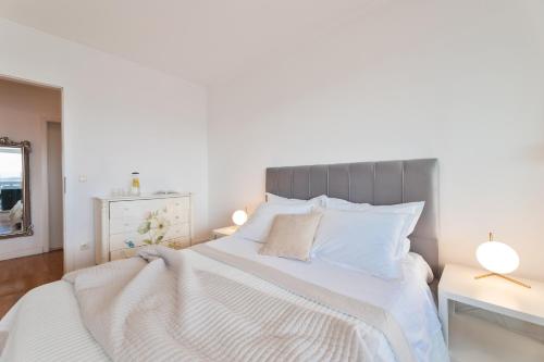 VELEBIS SUPERIOR APARTMENT - luxurious one-room apartment with jacuzzi - prestigious location by the sea in the new city center of Žnjan - panoramic view of the sea and islands - free garage parking