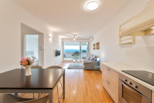 VELEBIS SUPERIOR APARTMENT - luxurious one-room apartment with jacuzzi - prestigious location by the sea in the new city center of Žnjan - panoramic view of the sea and islands - free garage parking