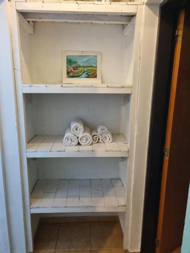 a cupboard with some towels in it at Refugio del Valle - Uspallata in Uspallata