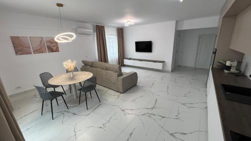 a living room with a couch and a table and chairs at Apartament excepțional Ramona in Râmnicu Vâlcea