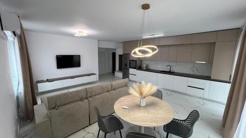 a kitchen with a table and chairs in a room at Apartament excepțional Ramona in Râmnicu Vâlcea