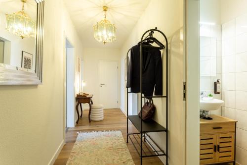 a hallway with a bathroom with a sink and a mirror at LEVEL22 ! Groß & Modern, Parkplatz, Balkon, Küche in Leverkusen