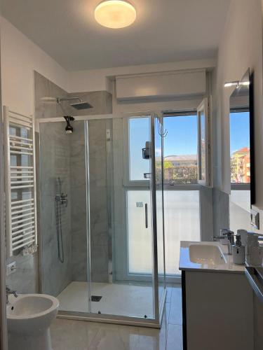 a bathroom with a shower and a sink at Villa Ibra - Rho Fiera & Milano, Garden & Parking in Paderno Dugnano