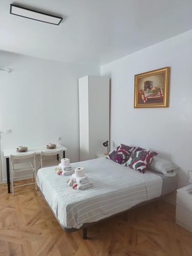 a bedroom with a bed with towels on it at Dulcinea in Seville