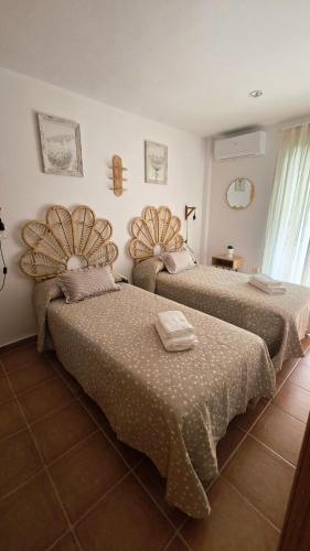two beds sitting next to each other in a room at ESTRELLA del GUADALQUIVIR in Arroyo Frio