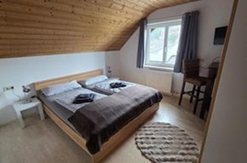 a bedroom with a large bed and a window at Henrik's Ferienwohnung in Öblarn