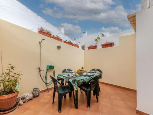 a dining room with a table and chairs at Holiday Home Rua 5 de Outubro by Interhome in Lagos