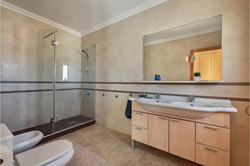 a bathroom with a sink and a shower and a toilet at Casa Brisa Tavira in Tavira
