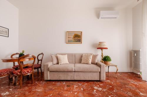 a living room with a couch and a table at Casa Bra-Z 10m da Arena Verona e Stazione Porta Nuova - 7Px in Verona