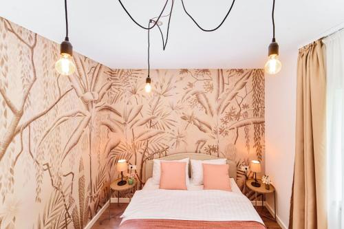 a bedroom with a bed with pink pillows at Matcha Garden apartment in Dumbrăviţa