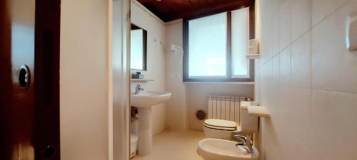 a white bathroom with a toilet and a sink at Elle Palace - Simply Elegant in Verona