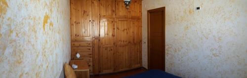 ロッカラーゾにあるAppartamentino Roccarasoの木の壁とドアのある部屋