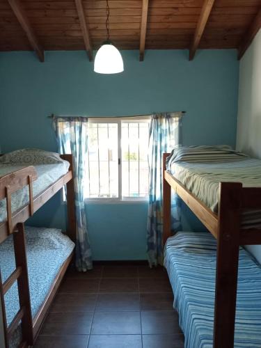 a room with two bunk beds and a window at Duplex a pazos del muelle in Mar de Ajó