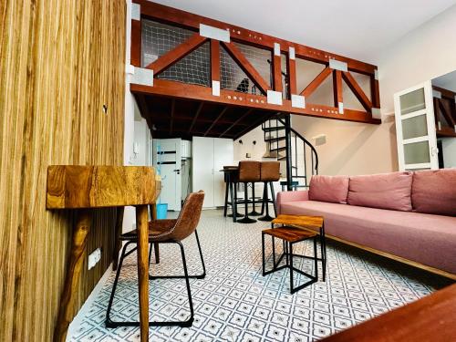 a living room with a pink couch and chairs at Refugium Lodziense II - Quiet luxury in the center of Lodz in Łódź