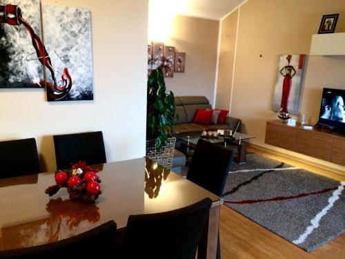 un salon avec une table et un sapin de Noël dans l'établissement Apartments Four You, à Zadar