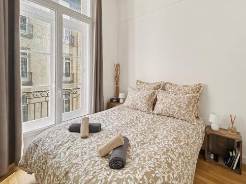 a bedroom with a bed with two towels on it at Osez Nantes cœur de ville! T3 chic et spacieux in Nantes
