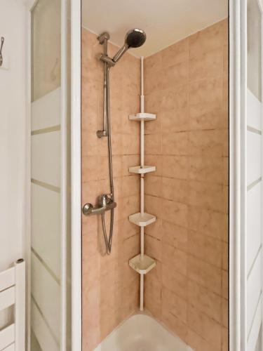 a shower with a shower head in a bathroom at Osez Nantes cœur de ville! T3 chic et spacieux in Nantes