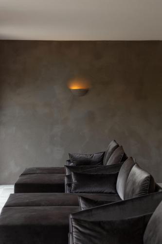 a row of black pillows sitting on a bed at LeFie in Vols am Schlern