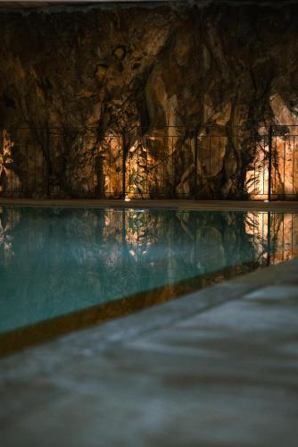 a pool of water in a cave at LeFie in Vols am Schlern