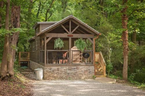a small cabin in the woods with a porch at Gabriele Cabin Rustic Retreat Near Downtown in Chattanooga